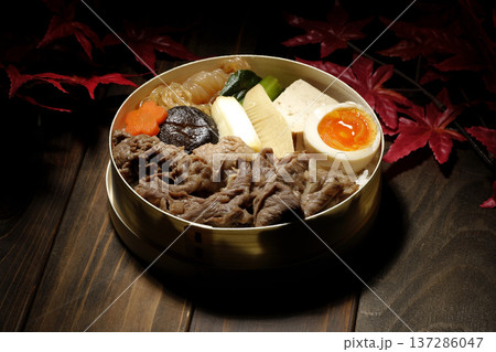 具材たっぷりすき焼き弁当 137286047