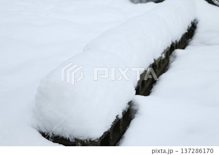 雪に埋もれたブロック 137286170