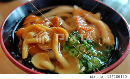 きのこと油揚げのうどん 和風だしの温かい日本食（Udon, Japanese Food） 137286180
