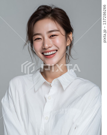 ハイクオリティなビューティーショット 爽やかな笑顔の女性モデル グレー背景 137286266