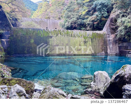 安居川砂防堰堤の美しい青色 137286467
