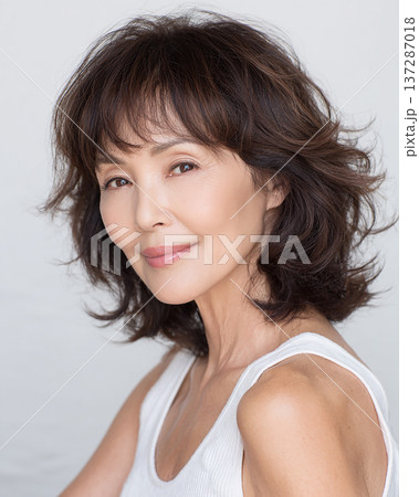 知的な微笑み 自立した女性 落ち着いた雰囲気 誠実 137287018