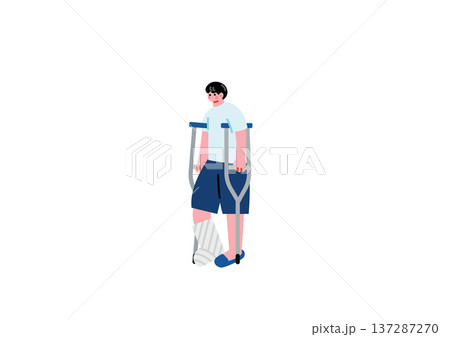 足を怪我して松葉杖を使う男性 137287270