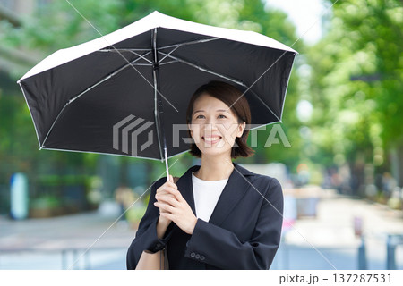 日傘を持つビジネスウーマン 137287531