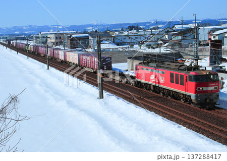 雪晴れの信越本線を往く貨物列車。 137288417