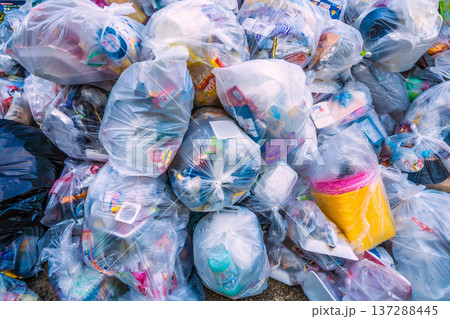 日本の横浜都市景観プラごみ…山積み…街角のゴミ置き場。プラスチック製容器包装収集日=3月4日、横浜 日本の横浜都市景観プラごみ…山積み…街角のゴミ置き場。プラスチック製容器包装収集日=3月4日、横浜 137288445