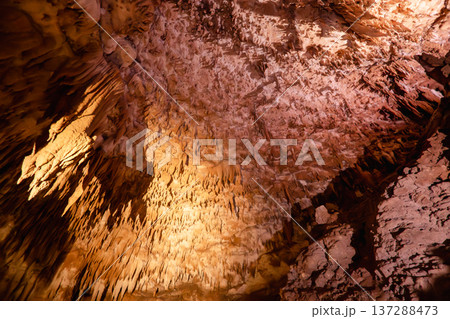 鍾乳石 石筍 洞窟 137288473