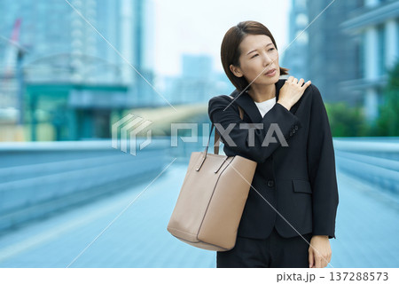 疲れた表情を見せるビジネスウーマン 疲れた表情を見せるビジネスウーマン 137288573