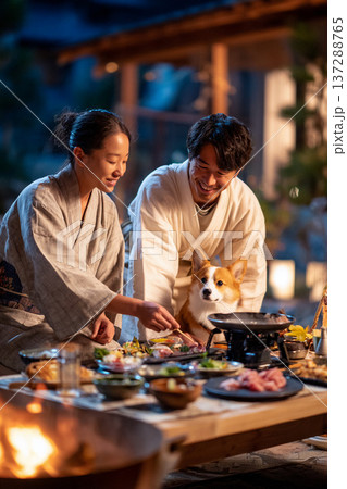 旅館で夕食を楽しむカップルとコーギー 137288765