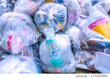 日本の横浜都市景観プラごみ…山積み…街角のゴミ置き場。プラスチック製容器包装収集日=3月4日、横浜 日本の横浜都市景観プラごみ…山積み…街角のゴミ置き場。プラスチック製容器包装収集日=3月4日、横浜 137288966