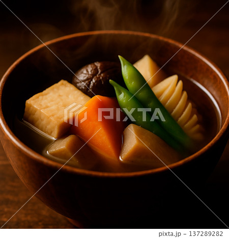 湯気が立つ美味しそうな根菜の煮物 137289282