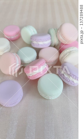 フェイクスイーツマカロンの背景素材 137289488