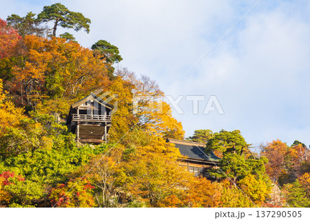 秋の山形県山形市　紅葉の立石寺（山寺） 137290505