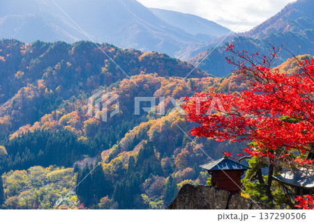 秋の山形県山形市 紅葉の立石寺(山寺) 納経堂 秋の山形県山形市 紅葉の立石寺(山寺) 納経堂 137290506