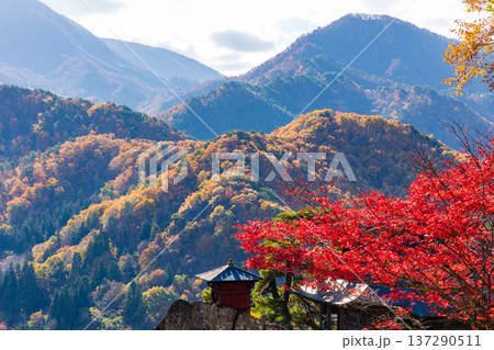 秋の山形県山形市　紅葉の立石寺（山寺） 137290511