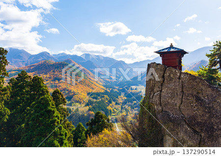 秋の山形県山形市 紅葉の立石寺(山寺) 納経堂 秋の山形県山形市 紅葉の立石寺(山寺) 納経堂 137290514