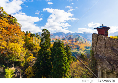 秋の山形県山形市 紅葉の立石寺(山寺) 納経堂 秋の山形県山形市 紅葉の立石寺(山寺) 納経堂 137290516