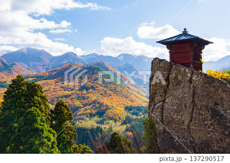 秋の山形県山形市　紅葉の立石寺（山寺）　納経堂 137290517