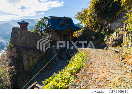 秋の山形県山形市 紅葉の立石寺(山寺) 開山堂と納経堂 秋の山形県山形市 紅葉の立石寺(山寺) 開山堂と納経堂 137290615