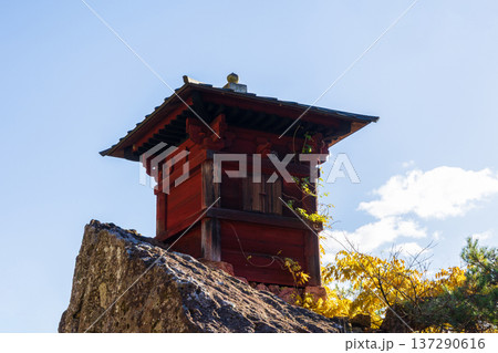 秋の山形県山形市　紅葉の立石寺（山寺）　納経堂 137290616