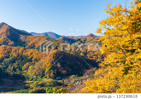 秋の山形県山形市 紅葉の立石寺(山寺) 五大堂からの眺望 秋の山形県山形市 紅葉の立石寺(山寺) 五大堂からの眺望 137290618