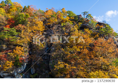 秋の山形県山形市　紅葉の立石寺（山寺） 137290630