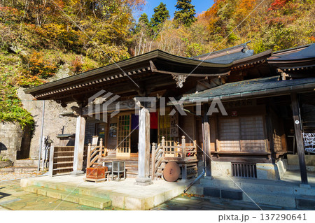 秋の山形県山形市 紅葉の立石寺(山寺) 奥の院(大佛殿) 秋の山形県山形市 紅葉の立石寺(山寺) 奥の院(大佛殿) 137290641