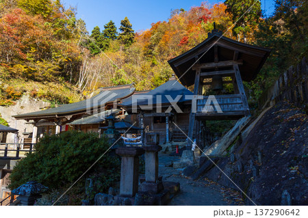 秋の山形県山形市　紅葉の立石寺（山寺）　奥の院 137290642