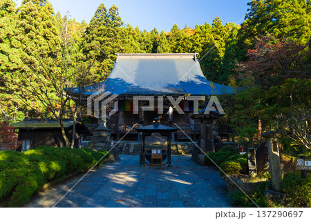 秋の山形県山形市 紅葉の立石寺(山寺) 根本中堂 秋の山形県山形市 紅葉の立石寺(山寺) 根本中堂 137290697