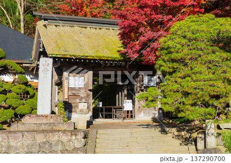 秋の山形県山形市 紅葉の立石寺(山寺) 山門 秋の山形県山形市 紅葉の立石寺(山寺) 山門 137290700