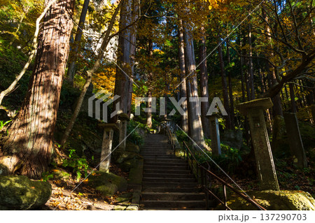 秋の山形県山形市 紅葉の立石寺(山寺) 参道 秋の山形県山形市 紅葉の立石寺(山寺) 参道 137290703