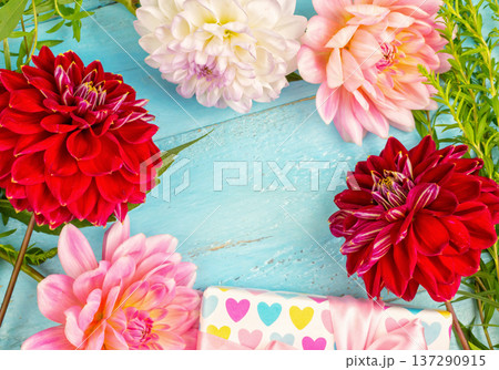 summer background. dahlias and a canvas on a blue wooden background. art. space for a text 137290915