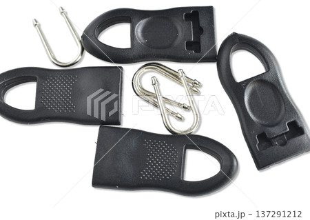These are removable zipper pullers. These are removable zipper pullers. 137291212