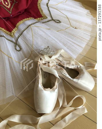 舞台を待つバレエのトゥシューズと衣装 舞台を待つバレエのトゥシューズと衣装 137291388