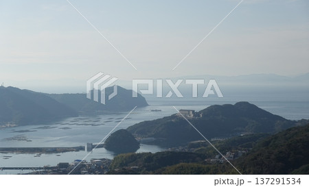 山から見た海辺の町 137291534