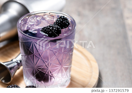 Bramble cocktail with blackberries and crushed Ice. 137291579