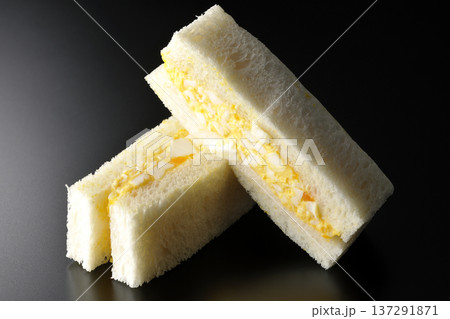 タマゴサンドを黒背景で撮影 137291871