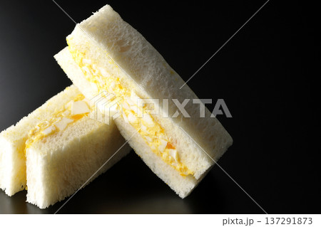 タマゴサンドを黒背景で撮影 137291873