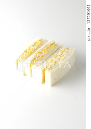 タマゴサンドを白背景で撮影 137291961