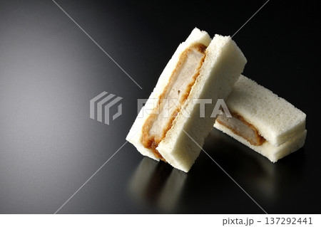 ヒレカツサンドを黒背景で撮影 137292441