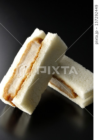 ヒレカツサンドを黒背景で撮影 137292449