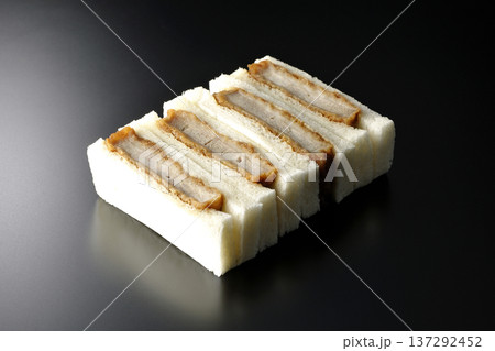 ヒレカツサンドを黒背景で撮影 137292452