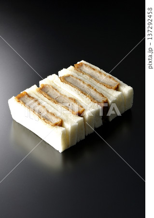 ヒレカツサンドを黒背景で撮影 137292458