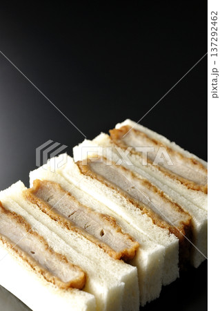 ヒレカツサンドを黒背景で撮影 ヒレカツサンドを黒背景で撮影 137292462