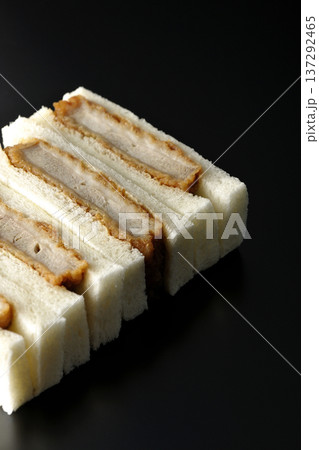 ヒレカツサンドを黒背景で撮影 137292465