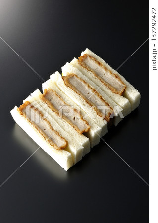 ヒレカツサンドを黒背景で撮影 137292472