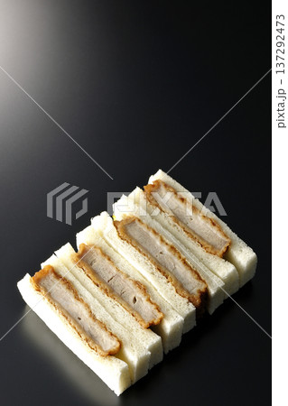 ヒレカツサンドを黒背景で撮影 137292473