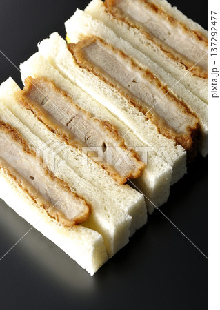 ヒレカツサンドを黒背景で撮影 137292477