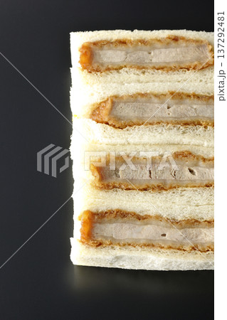 ヒレカツサンドを黒背景で撮影 137292481