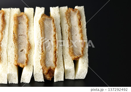 ヒレカツサンドを黒背景で撮影 ヒレカツサンドを黒背景で撮影 137292492